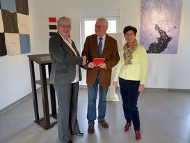 Peter Susel (m.) mit Hildegund Hennrichs (li.) und Sibille Niklas