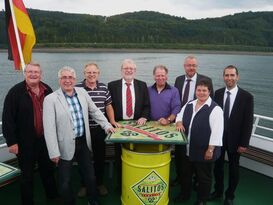 Zahlreiche SPD-Kommunalpolitiker aus den Kreisen Siegen-Wittgenstein und Olpe bei der Biggesee-Rundfahrt.