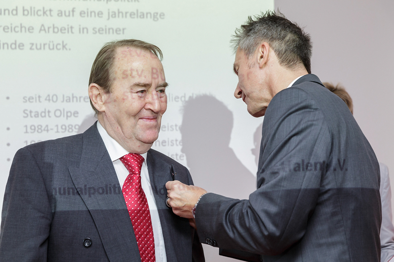 Frank Baranowski steckt Heinz Müller die Ehrennadel an (Foto: Arno Jansen)